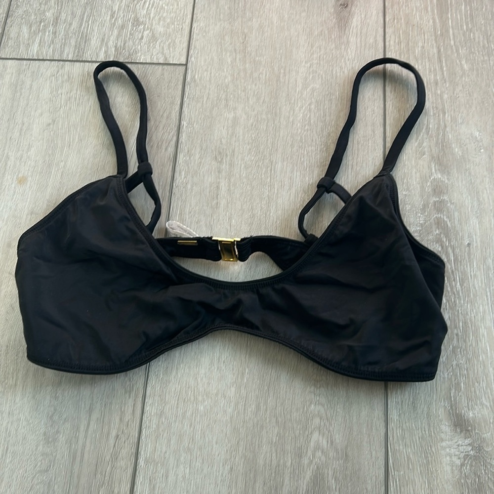 Women’s new without tags bikini top— stunning and flattering size L black